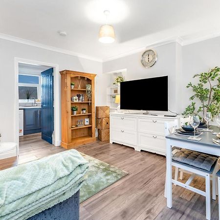 Modern & Spacious 2 Bedroom House - Free Parking - Front & Back Garden - Private Main Door Entrance 에든버러 외부 사진