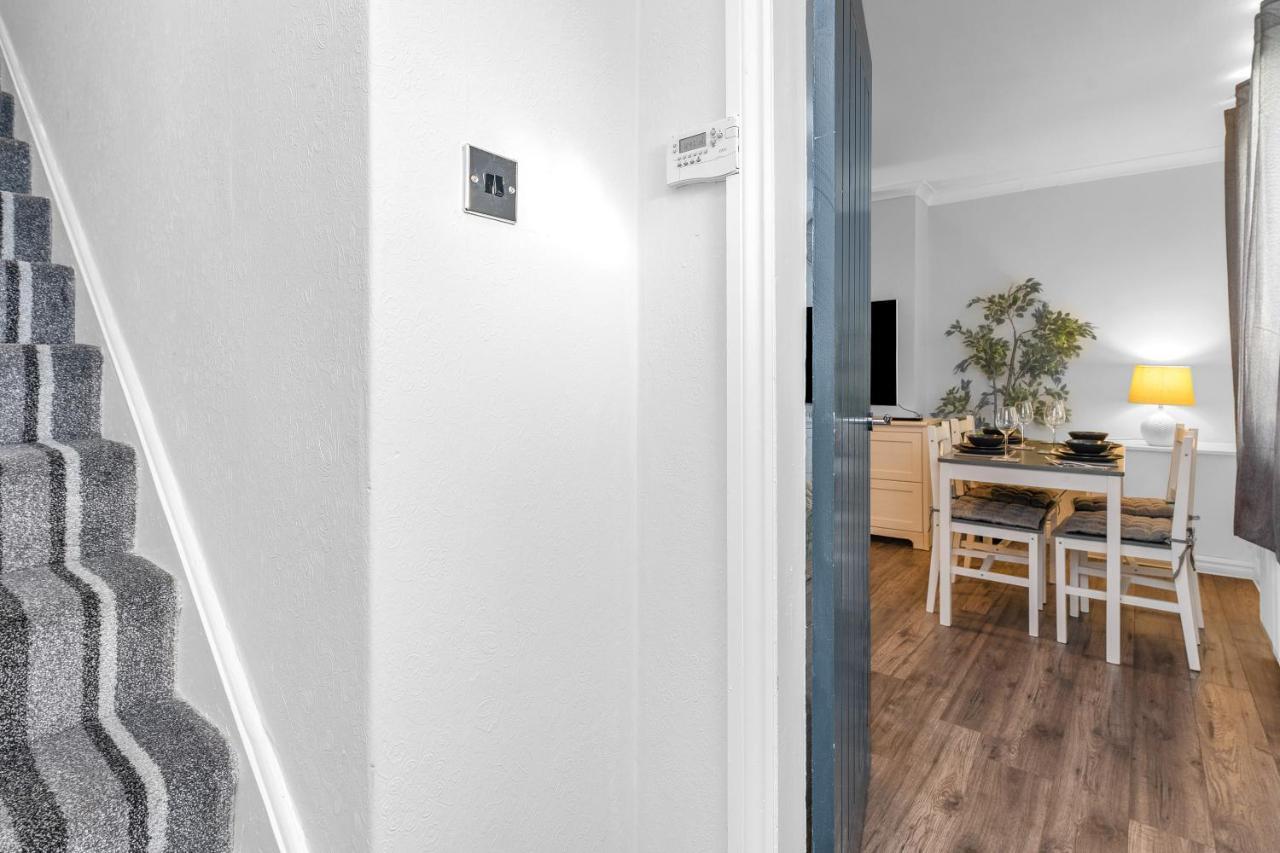 Modern & Spacious 2 Bedroom House - Free Parking - Front & Back Garden - Private Main Door Entrance 에든버러 외부 사진