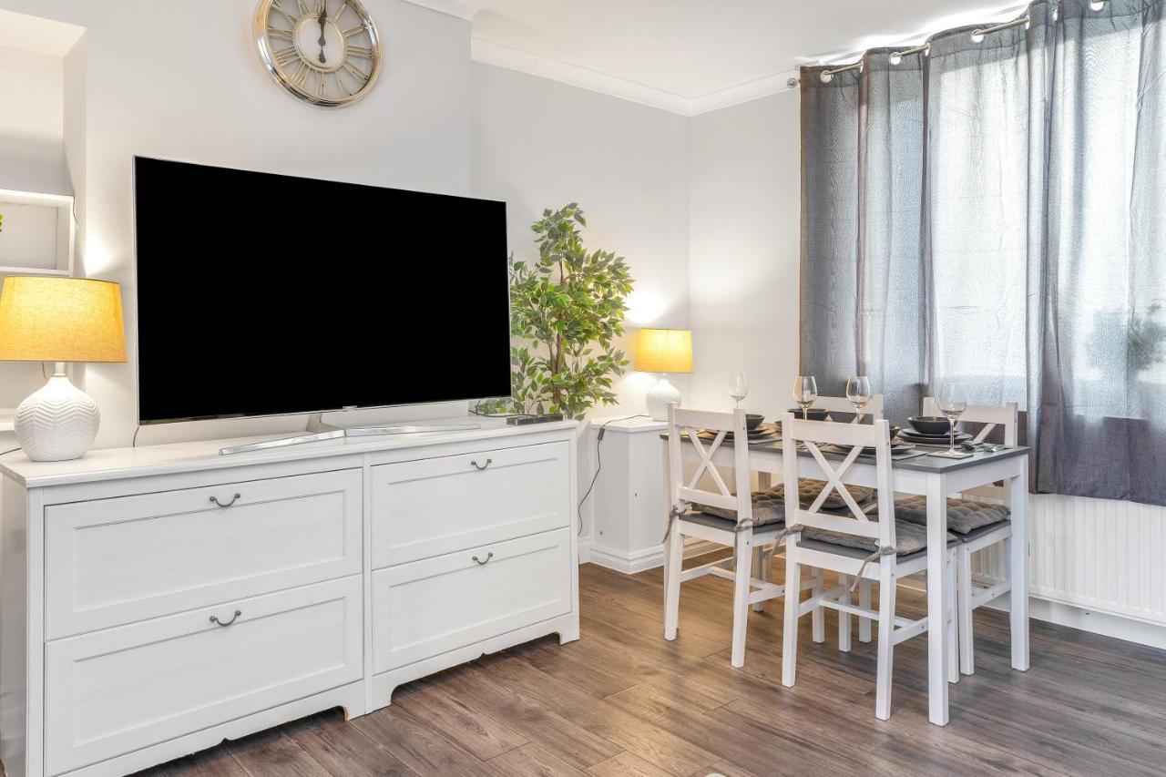 Modern & Spacious 2 Bedroom House - Free Parking - Front & Back Garden - Private Main Door Entrance 에든버러 외부 사진