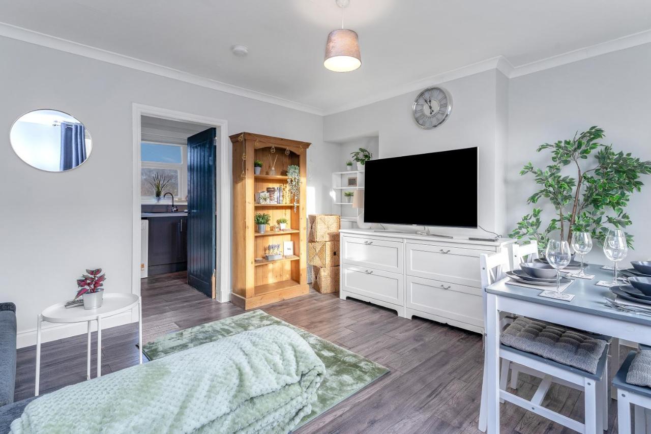 Modern & Spacious 2 Bedroom House - Free Parking - Front & Back Garden - Private Main Door Entrance 에든버러 외부 사진