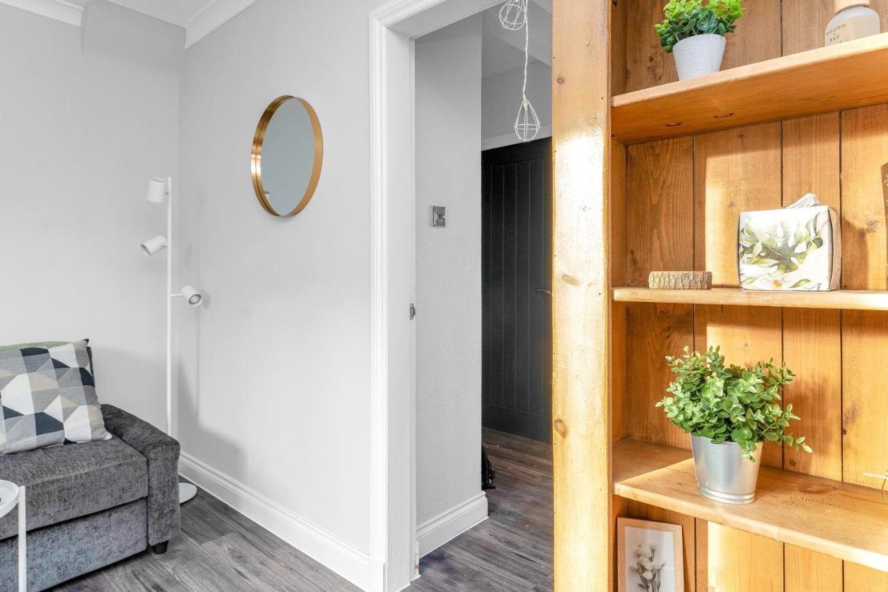 Modern & Spacious 2 Bedroom House - Free Parking - Front & Back Garden - Private Main Door Entrance 에든버러 외부 사진