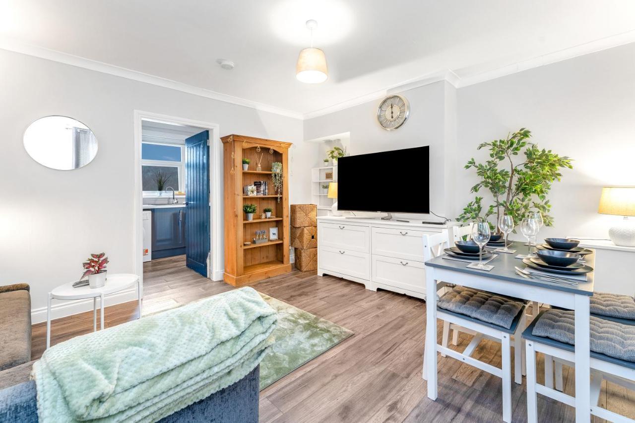 Modern & Spacious 2 Bedroom House - Free Parking - Front & Back Garden - Private Main Door Entrance 에든버러 외부 사진