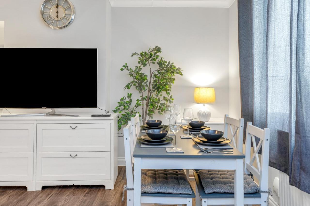 Modern & Spacious 2 Bedroom House - Free Parking - Front & Back Garden - Private Main Door Entrance 에든버러 외부 사진
