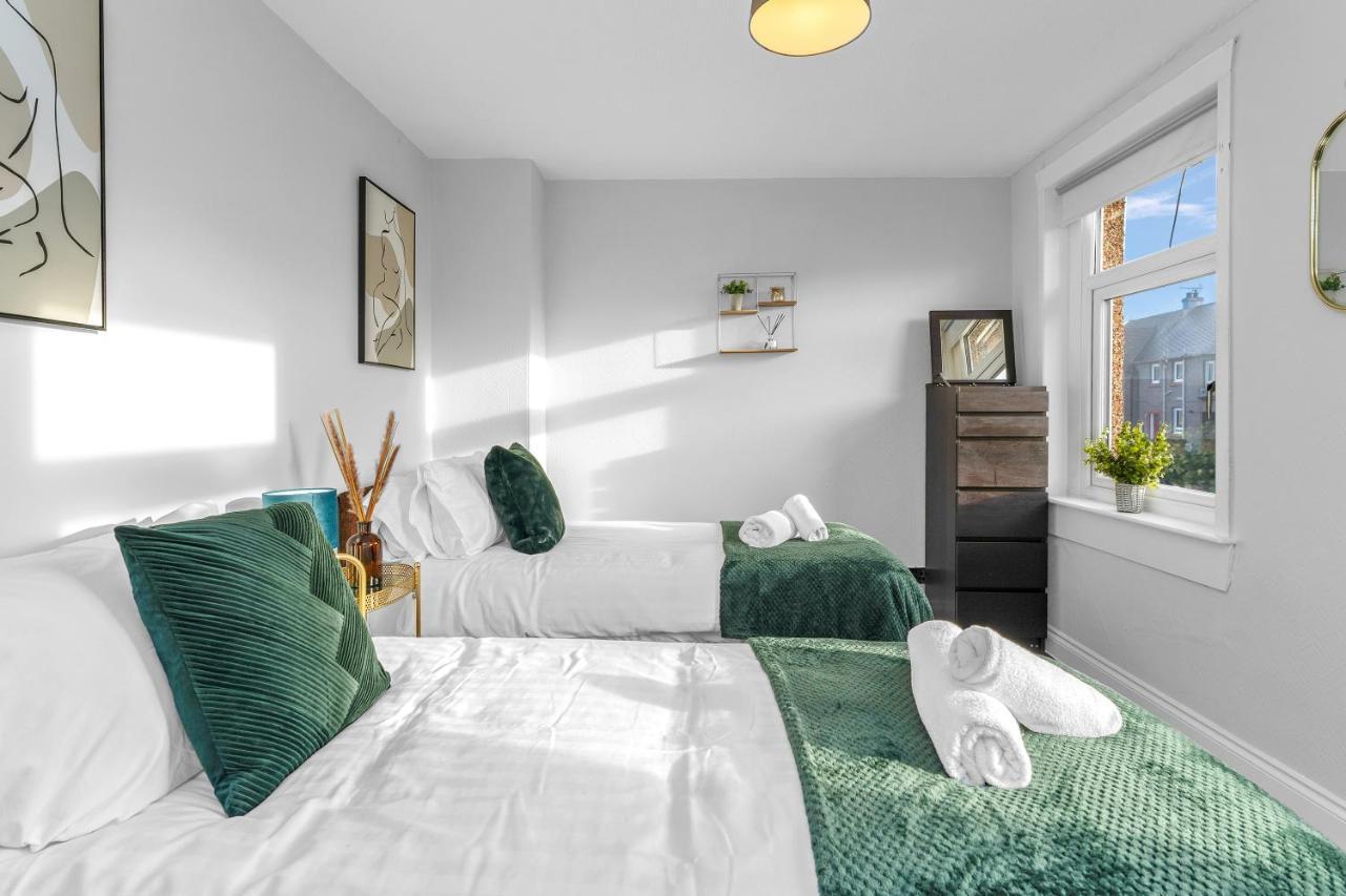 Modern & Spacious 2 Bedroom House - Free Parking - Front & Back Garden - Private Main Door Entrance 에든버러 외부 사진